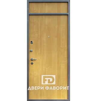 металлическая дверь с верхней вставкой отделана ламинированной панелью
