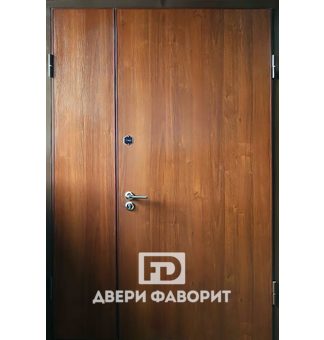 металлическая дверь с распашной створкой отделана ламинированной панелью под дерево