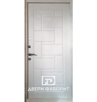 металлическая дверь без глазка, укомплектована двумя замками, раздельной ручкой и глазко